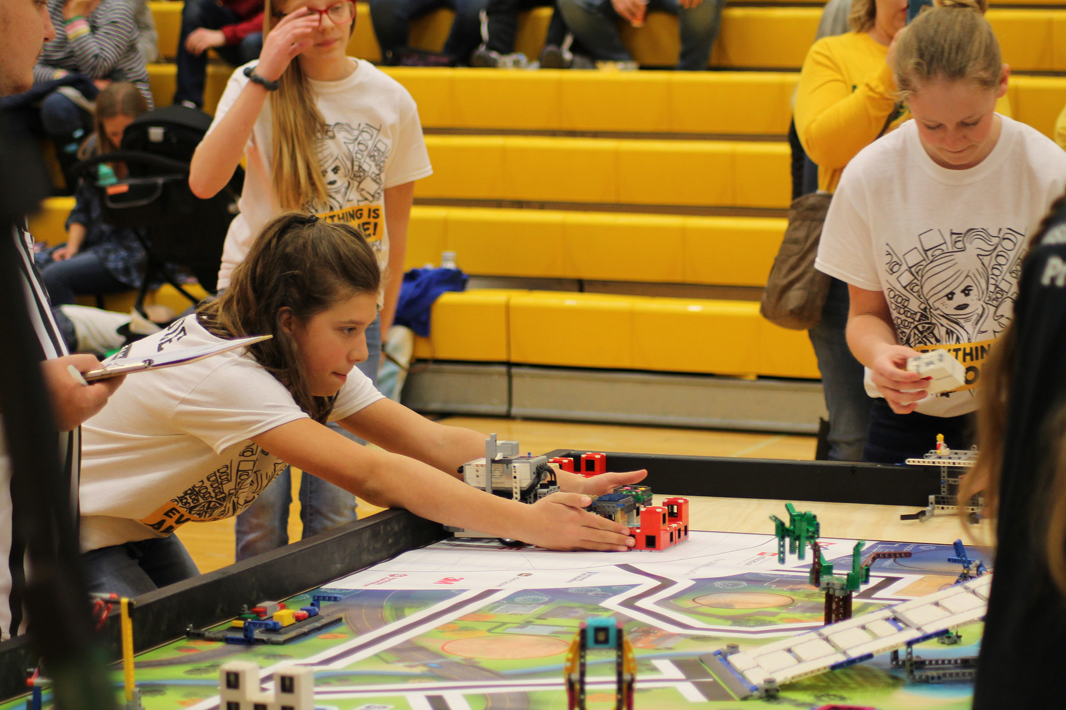 LEGO-Elouise-Lines-Up-Robot-Deliver-Buidings